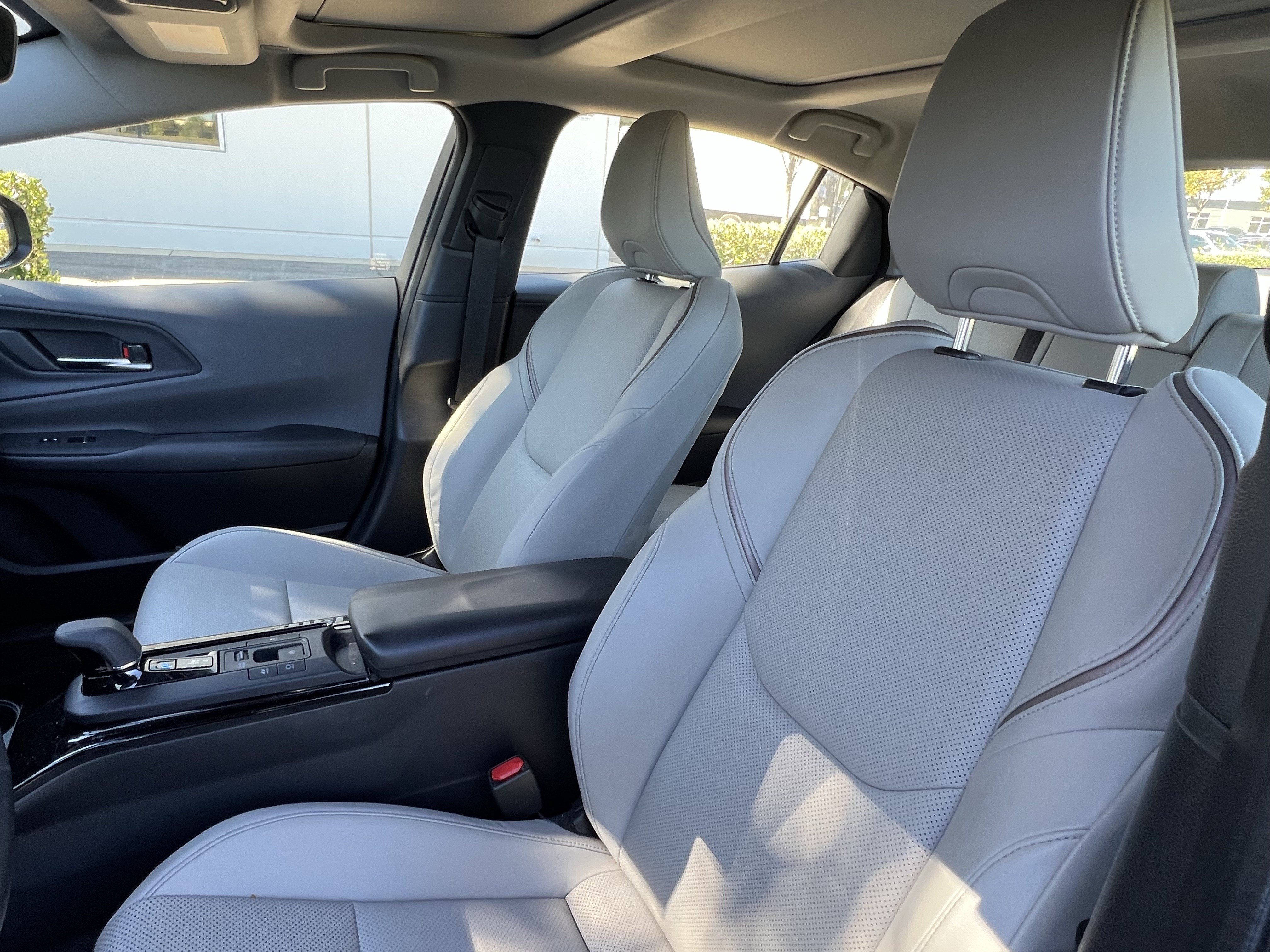 Used 2025 Toyota Prius XLE FWD image 16