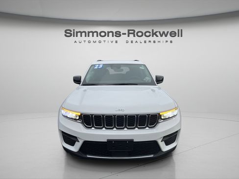 Used 2023 Jeep Grand Cherokee Laredo X AWD/4WD image 8