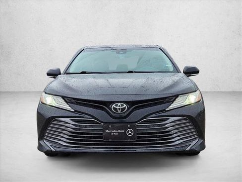Used 2018 Toyota Camry XLE image 2