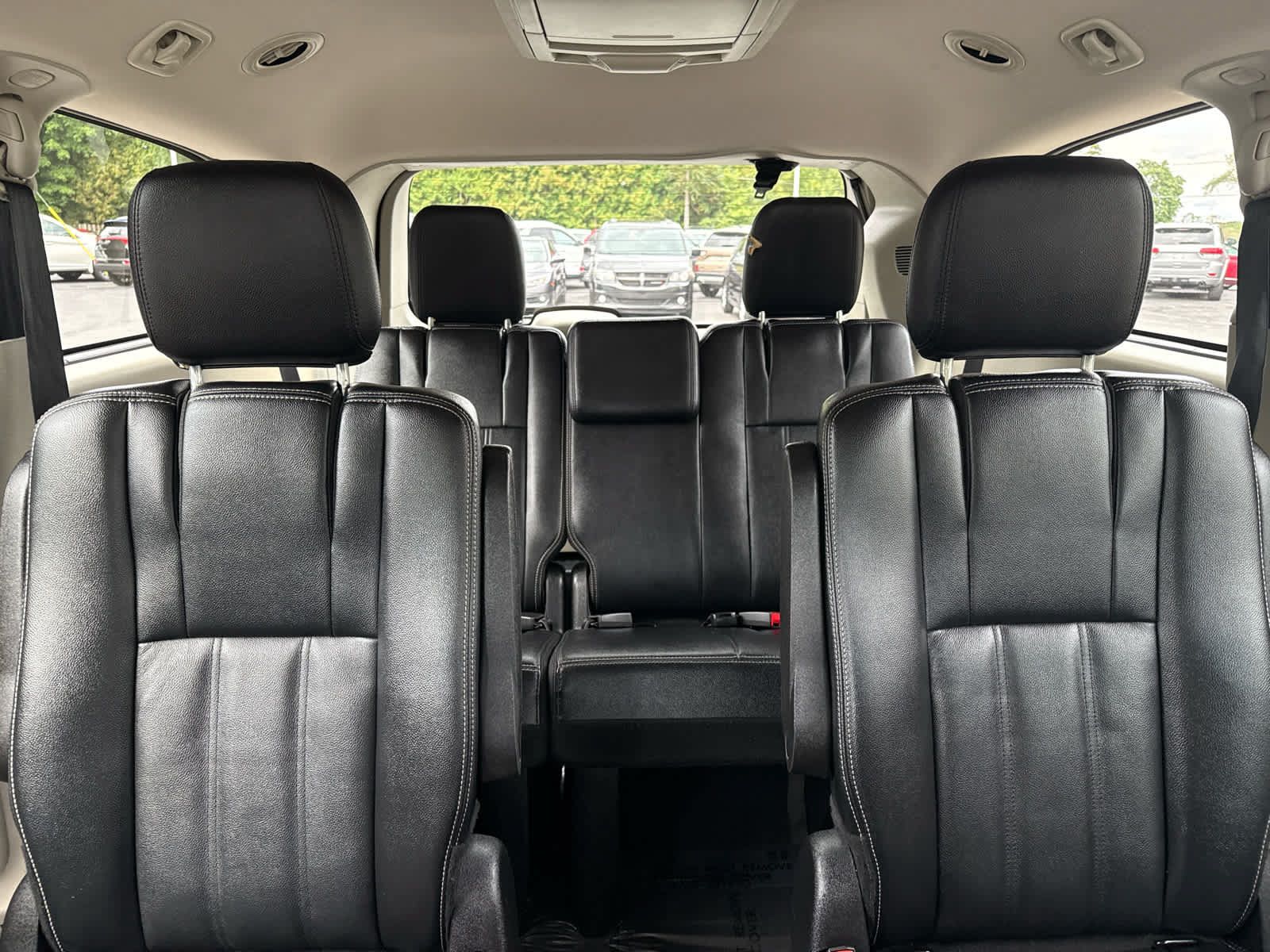 Used 2016 Chrysler Town & Country Touring FWD image 15