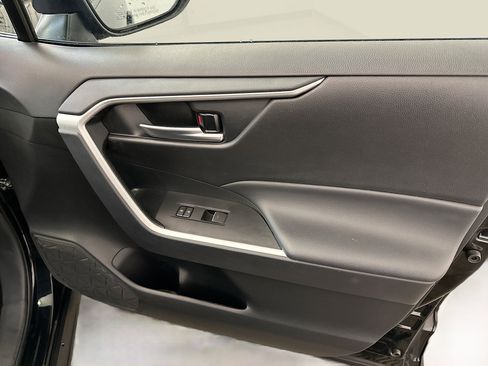 Used 2025 Toyota RAV4 XLE image 33