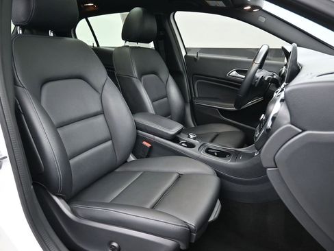 Used 2019 Mercedes-Benz GLA 250 4MATIC w/ Premium Package image 26