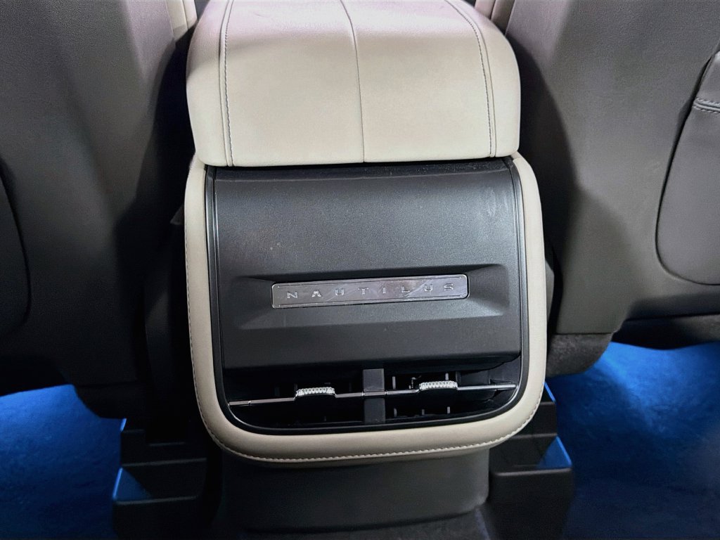 Used 2025 Lincoln Nautilus Premier AWD/4WD image 25