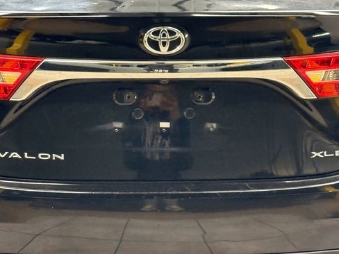 Used 2018 Toyota Avalon XLE image 11