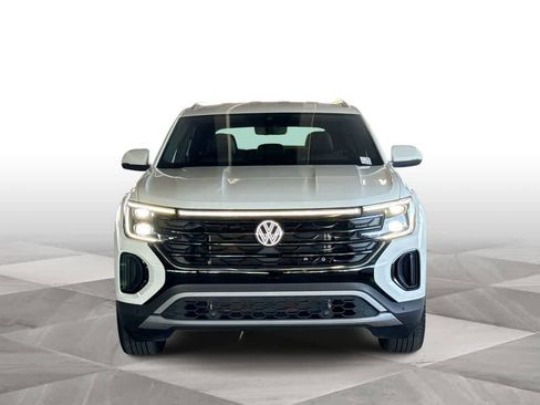Used 2025 Volkswagen Atlas Cross Sport SE image 3