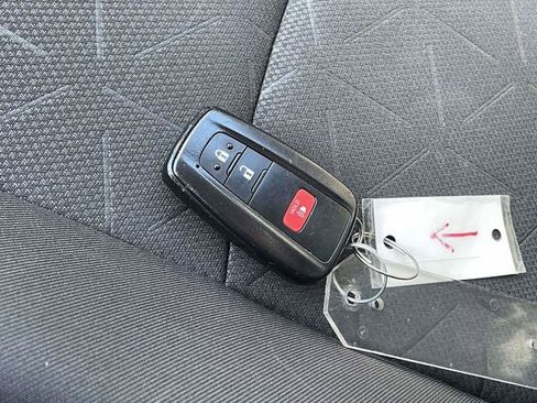 Used 2024 Toyota RAV4 XLE FWD image 31