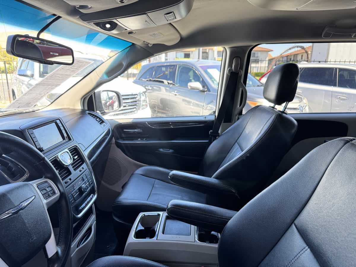 Used 2016 Chrysler Town & Country Touring FWD image 36