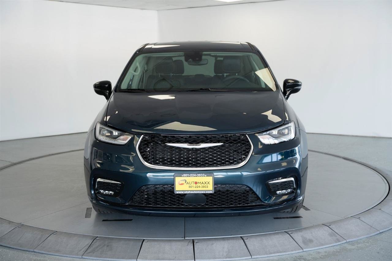 Used 2024 Chrysler Pacifica Touring-L FWD image 2