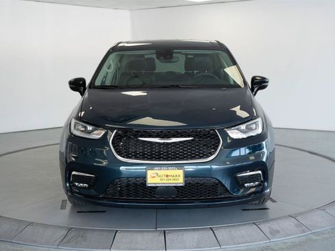 Used 2024 Chrysler Pacifica Touring-L FWD image 2