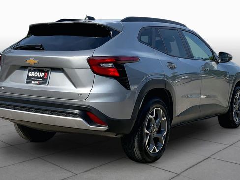 Used 2025 Chevrolet Trax LT FWD image 13