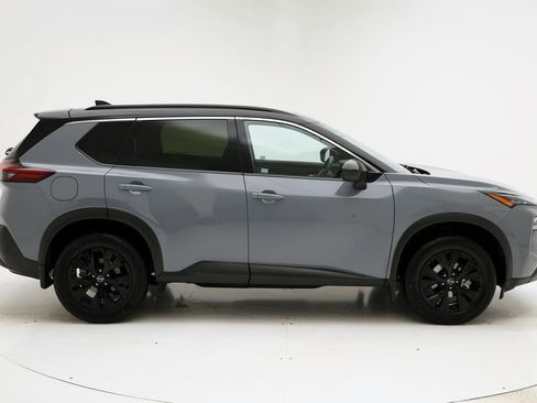 Used 2023 Nissan Rogue SV w/ SV Premium B Package image 2