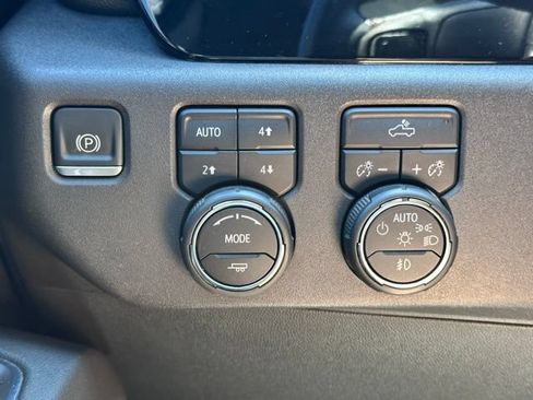 Used 2022 Chevrolet Silverado 1500 LT Trail Boss w/ LPO, Dark Essentials Package AWD/4WD image 17