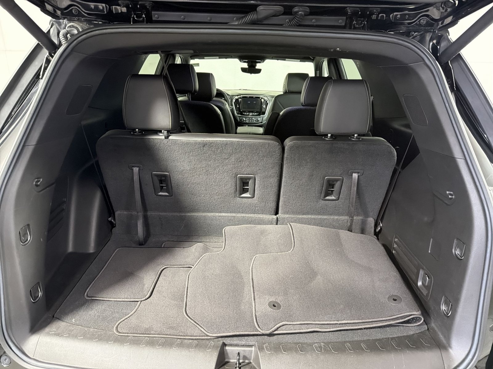 Used 2023 Chevrolet Traverse Premier FWD image 27