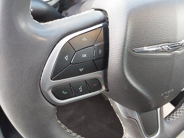 Used 2024 Chrysler Pacifica Touring-L FWD image 27