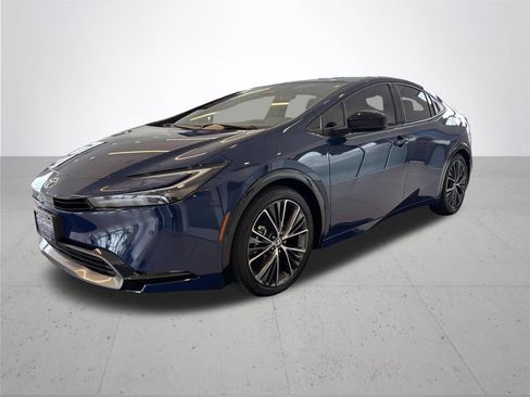 Used 2025 Toyota Prius XLE FWD image 2