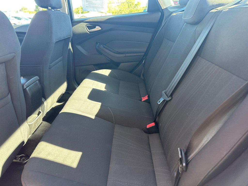 Used 2016 Ford Focus SE w/ SE Cold Weather Package FWD image 17