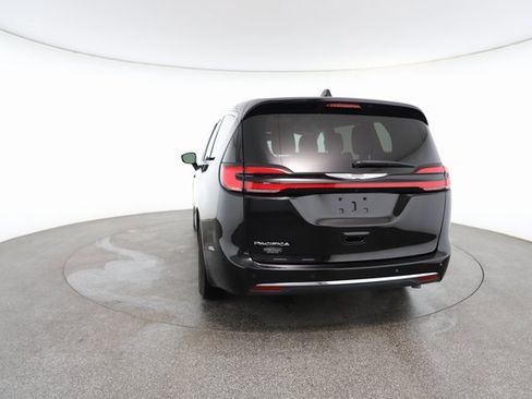 Used 2024 Chrysler Pacifica Touring-L image 13