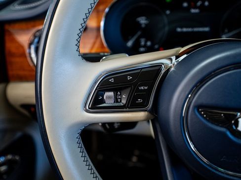 Used 2021 Bentley Bentayga image 43