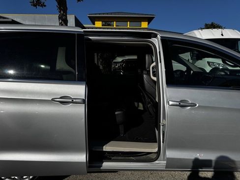 Used 2024 Chrysler Pacifica Touring-L image 16