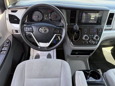 Used 2017 Toyota Sienna LE w/ Protection Package FWD image 11