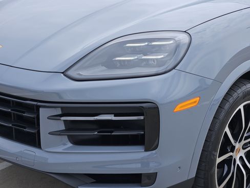 Used 2025 Porsche Cayenne AWD/4WD image 12