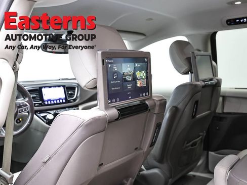 Used 2017 Chrysler Pacifica Touring-L Plus w/ Advanced Safetytec Group FWD image 23