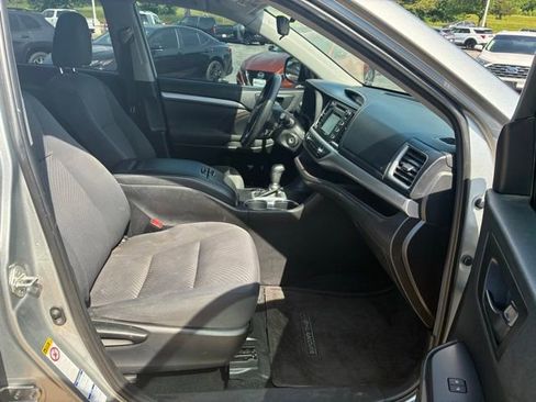 Used 2019 Toyota Highlander LE AWD/4WD image 6