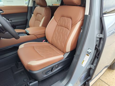 New 2026 Nissan Pathfinder Platinum FWD image 7