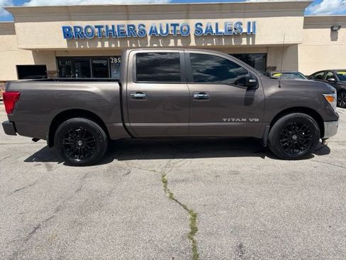 Used 2018 Nissan Titan SV w/ SV Convenience Package AWD/4WD image 9