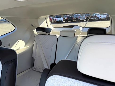 Used 2025 GMC Acadia Denali w/ Super Cruise Package image 7