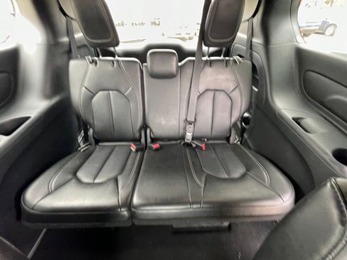 Used 2025 Chrysler Pacifica Select image 31