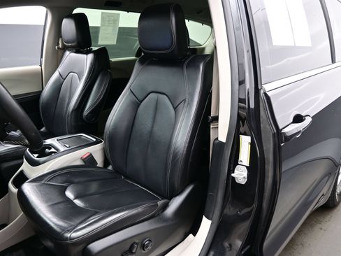 Used 2022 Chrysler Pacifica Touring-L FWD image 15