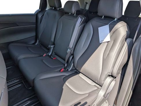 New 2026 Kia Carnival SX image 16