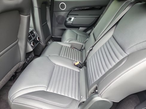 Used 2025 Land Rover Discovery S image 5