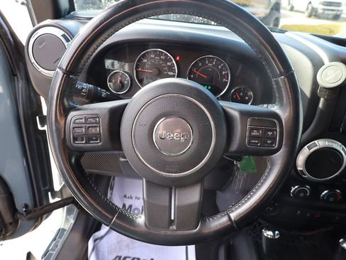 Used 2015 Jeep Wrangler Unlimited Rubicon w/ Connectivity Group AWD/4WD image 13