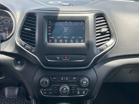 Used 2019 Jeep Cherokee Latitude Plus w/ Comfort/Convenience Group AWD/4WD image 14