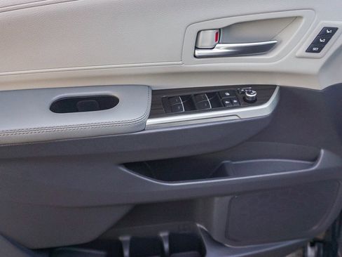 Used 2023 Toyota Sienna Limited image 19