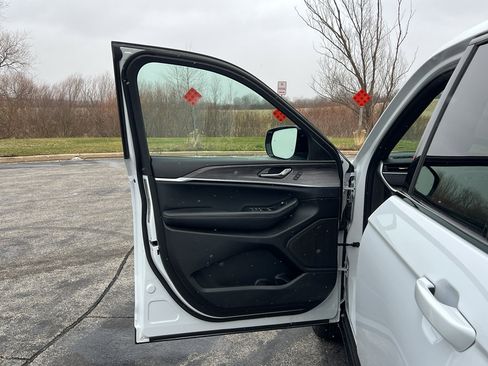 Used 2024 Jeep Grand Cherokee Limited w/ Luxury Tech Group II image 11