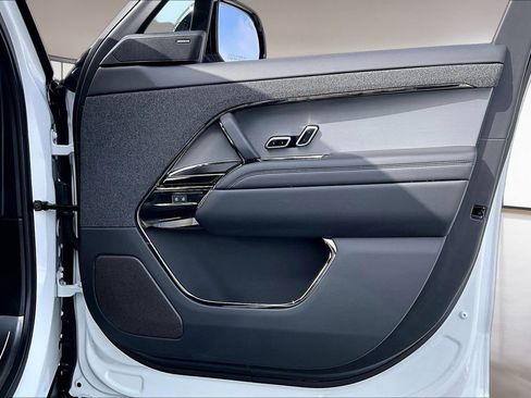 Used 2025 Land Rover Range Rover Sport image 26