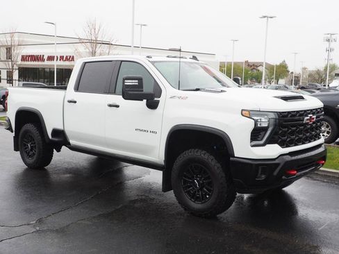 Used 2025 Chevrolet Silverado 2500 ZR2 w/ Technology Package AWD/4WD image 3