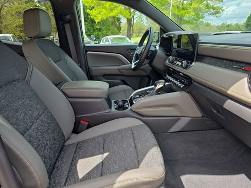 Used 2024 Chevrolet Colorado ZR2 w/ Technology Package image 10