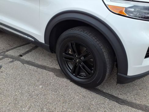 Certified 2023 Ford Explorer XLT w/ Class IV Trailer Tow Package image 5
