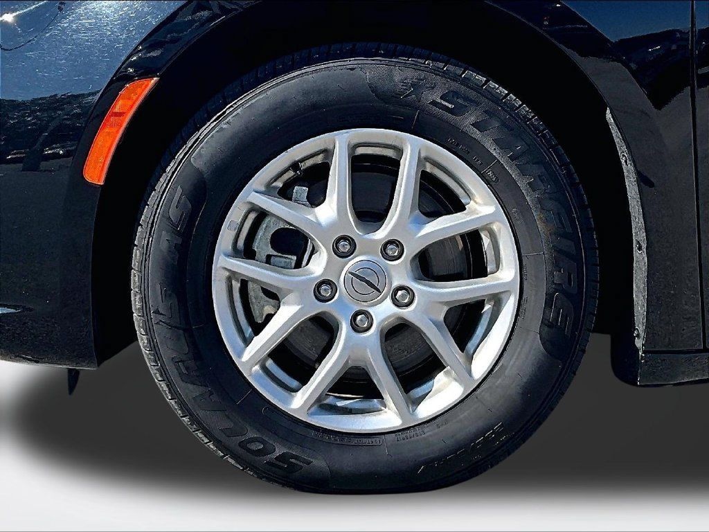 Used 2024 Chrysler Pacifica Touring-L FWD image 10