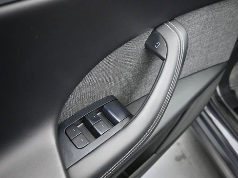 Used 2024 Tesla Model X image 9