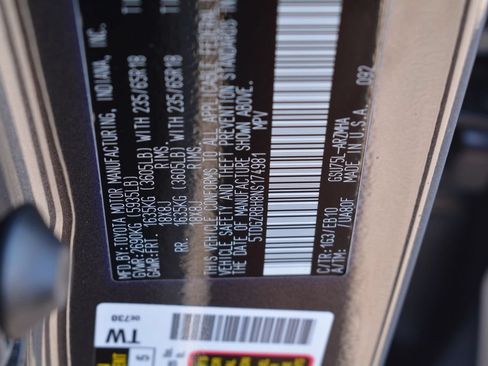 Used 2022 Toyota Highlander XLE AWD/4WD image 30