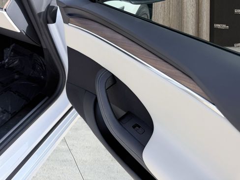 Used 2025 Tesla Model S image 44