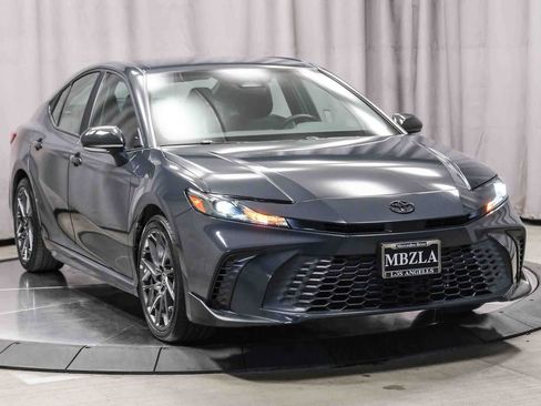 Used 2025 Toyota Camry SE FWD image 5