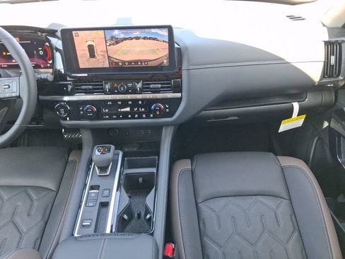 New 2026 Nissan Pathfinder Platinum FWD image 4