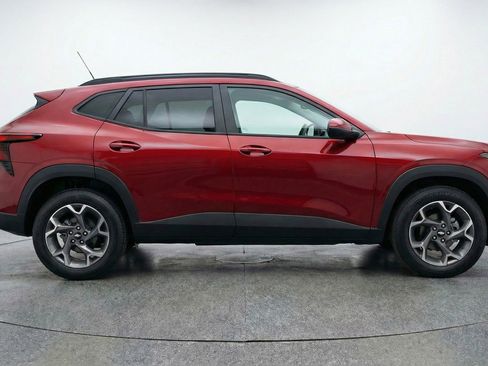Used 2025 Chevrolet Trax LT FWD image 11