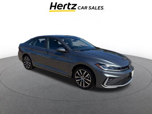Used 2025 Volkswagen Jetta SE image 1